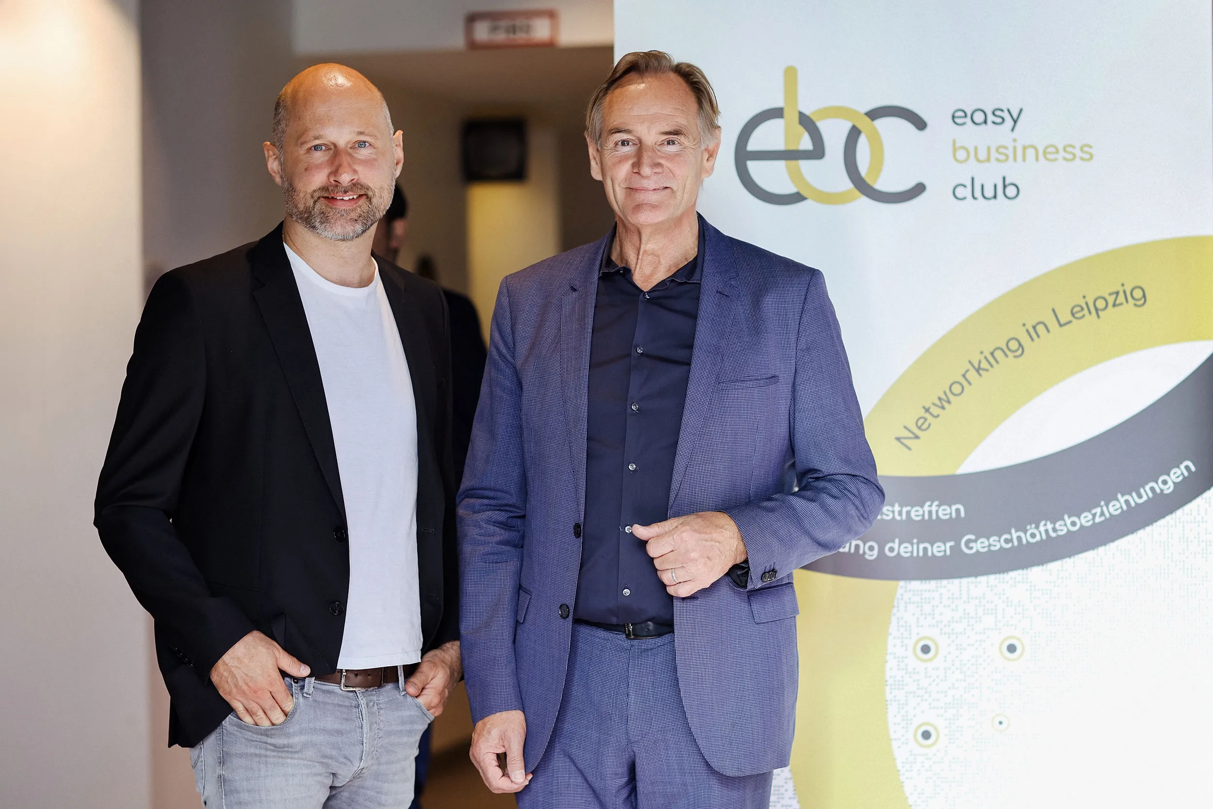 Burkhard Jung mit einem Clubmitglied vor dem Roll-up des easy business club