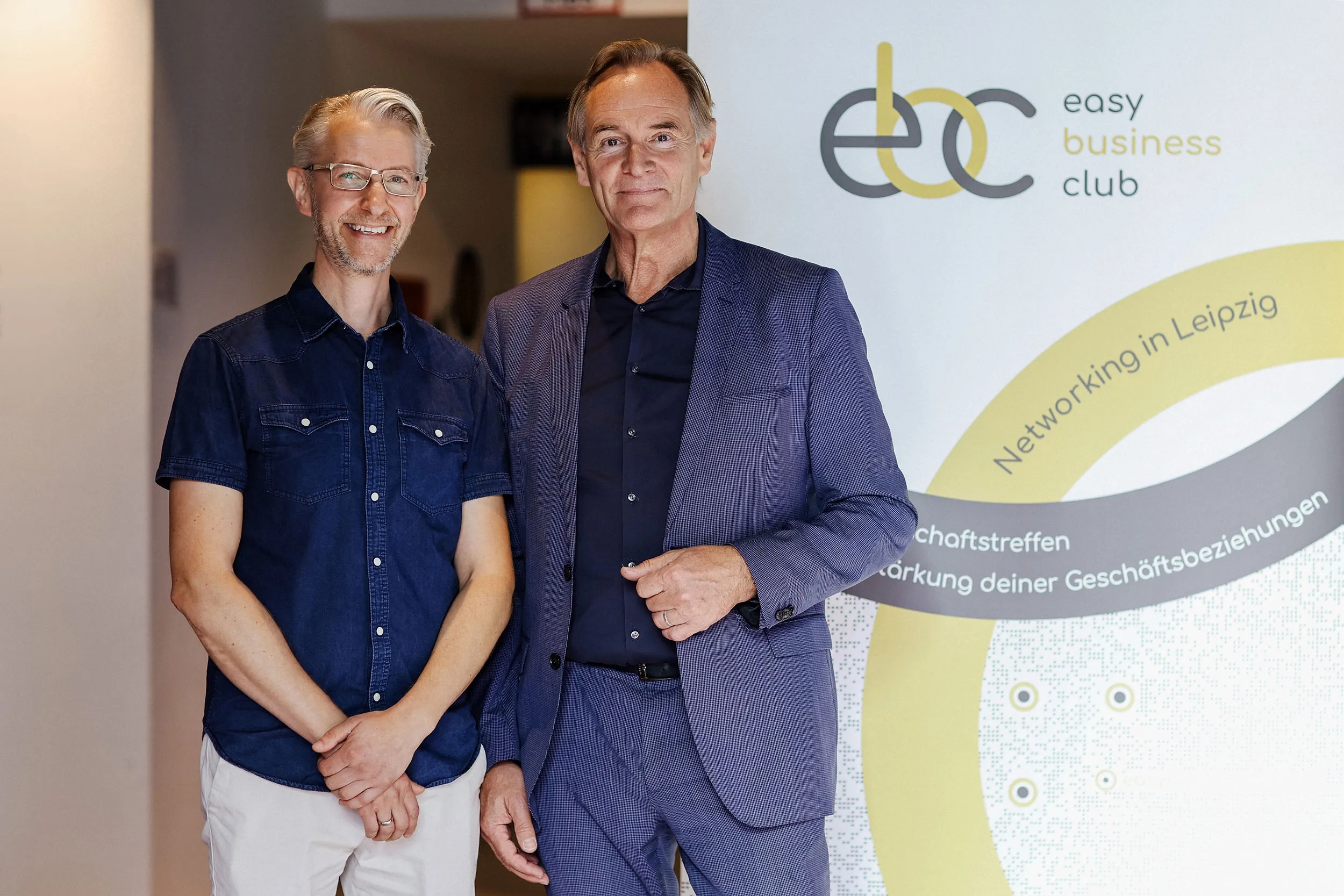 Burkhard Jung mit einem Clubmitglied vor dem Roll-up des easy business club