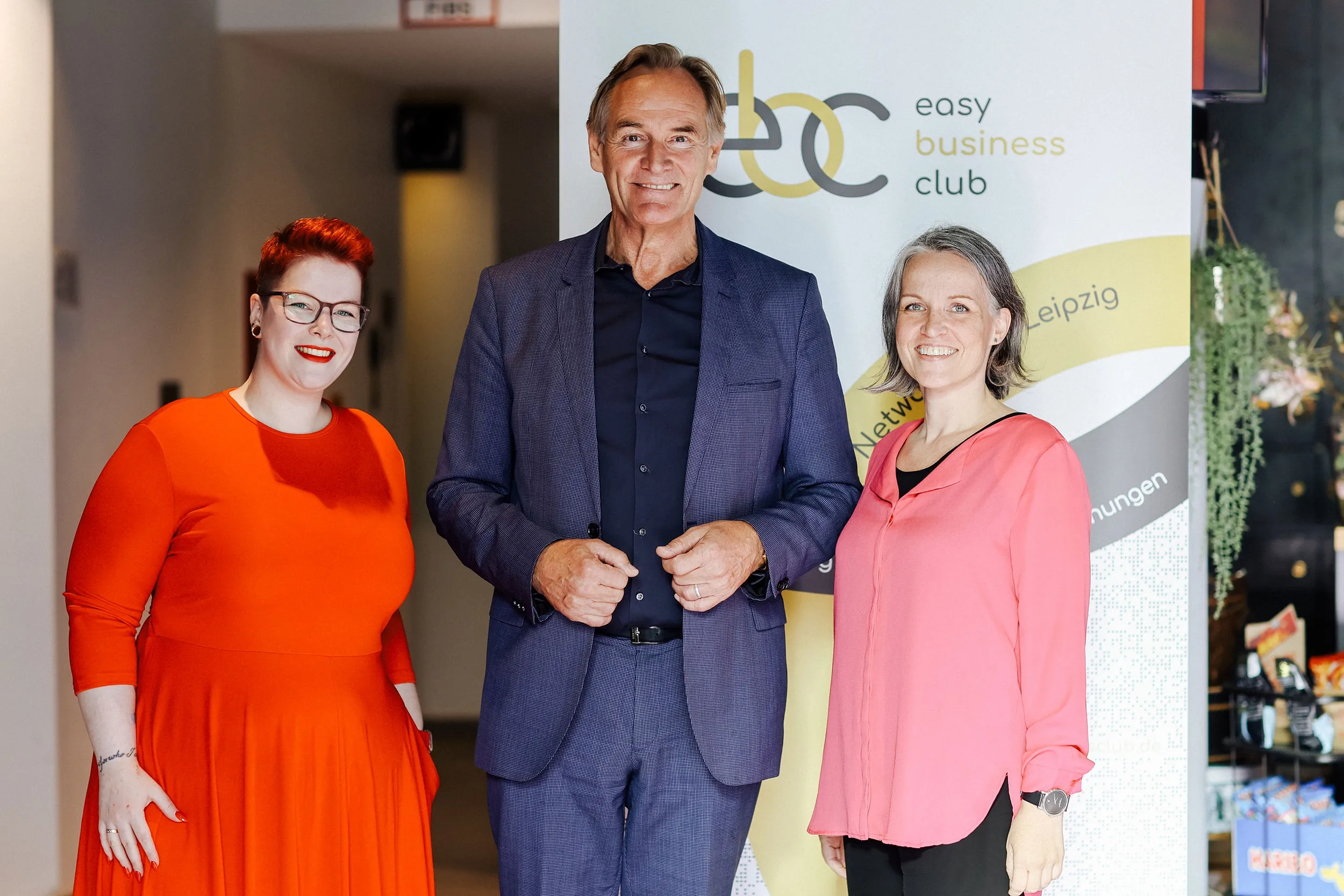 Burkhard Jung mit zwei Clubmitgliedern vor dem Roll-up des easy business club