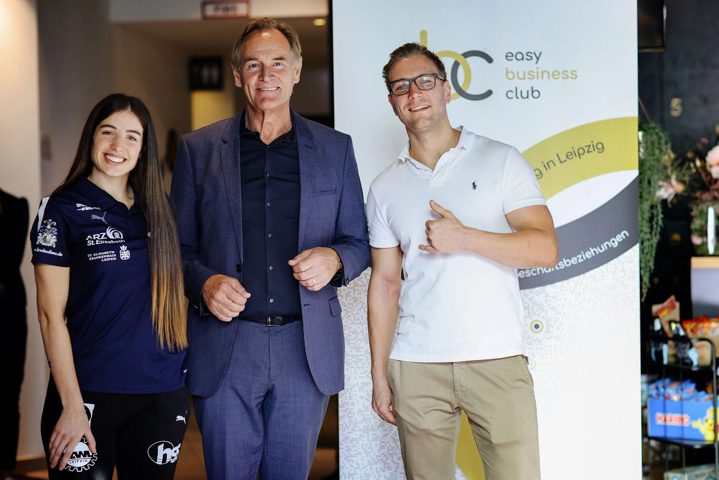 Burkhard Jung mit zwei Clubmitgliedern vor dem Roll-up des easy business club