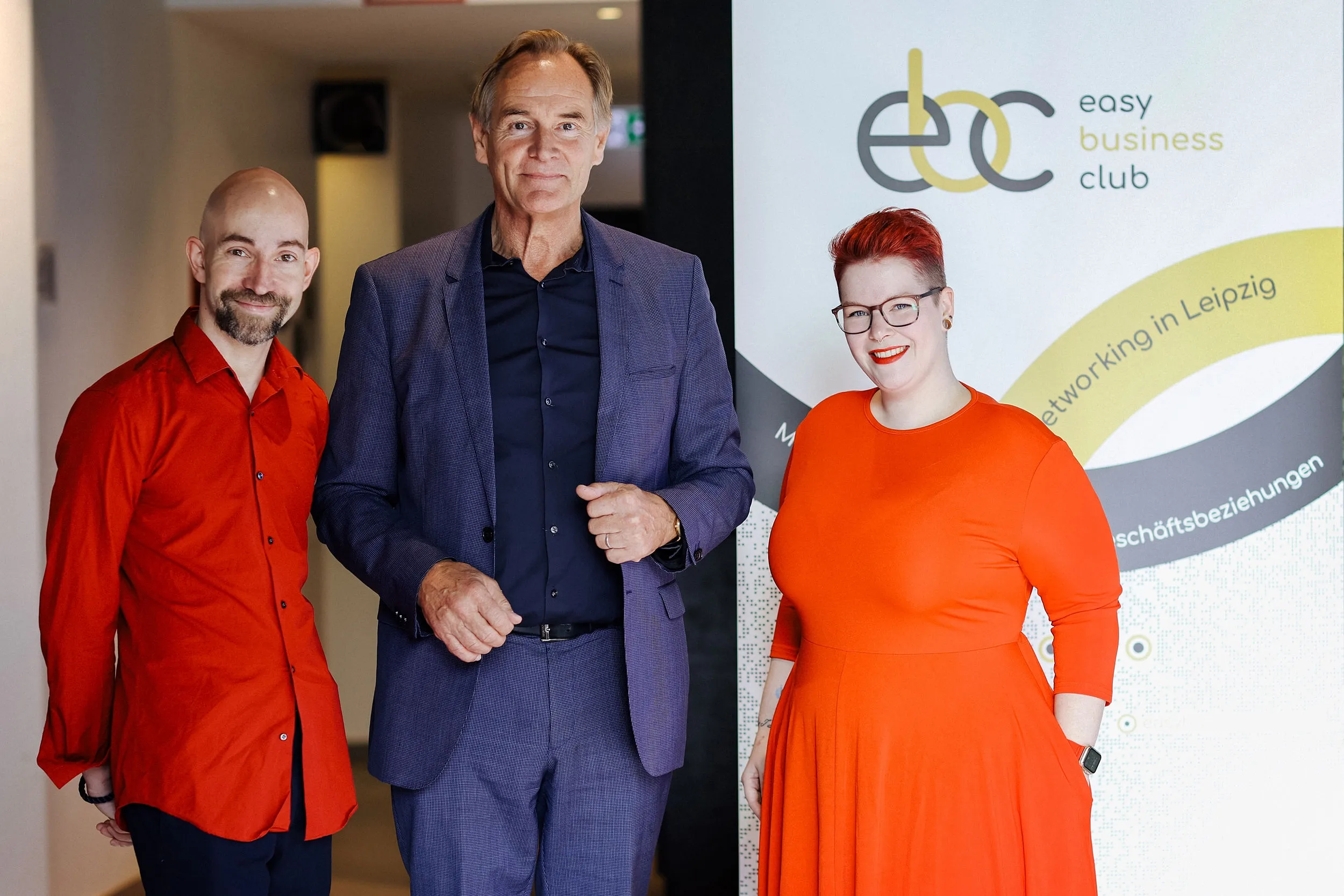 Burkhard Jung mit zwei Clubmitgliedern vor dem Roll-up des easy business club